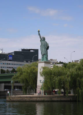 Una de les rèpliques de l'estàtua de la Llibertat a l'illa dels cignes
