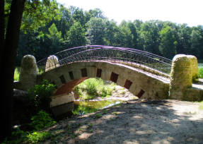 El puente reconstruido al islote del estanque inferior