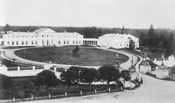Predný dvor na začiatku 20. storočia