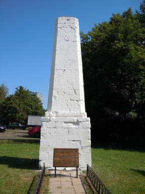 Vstupný obelisk, ktorý stál pri liatinovej bráne