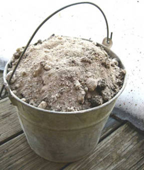 Aplicación de cenizas: fertilizantes y control de plagas.