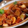 Carn de porc a l'estil monàstic amb verdures i baies