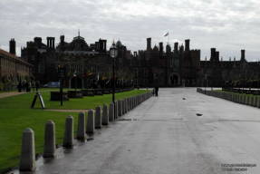 Hampton Court. Az udvari homlokzatról - egy kastély és egy kastély ...