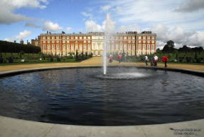 Hampton Court. La façana del palau des del costat del Jardí de Guillem III