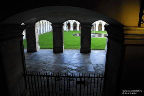 Hampton Court. Vista des de les escales del palau fins al pati de la font