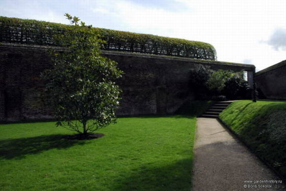 Tribunal Hampton. Primer jardín de estanque y muro de contención del propio jardín con pérgola