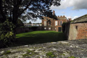 Hampton Court. Edwin Lutchence, Hestercombe alkotója által épített étkezőház fallal körülvett kerttel, kilátással a Temzére és a hídra
