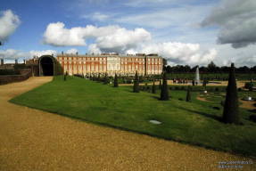 Hampton Court. Jardí privat, muralla de terra i façana de palau