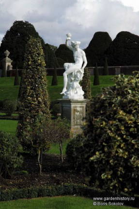 Tribunal Hampton. Estatua en el jardín privado