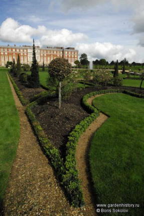 Hampton Court. Gust holandès al jardí privat: arbres, flors i arabescs barrocs