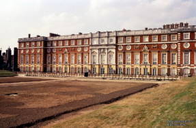Hampton Court. Jardí propi durant la reforma dels parterres. Foto de Boris Sokolov. Any 1994