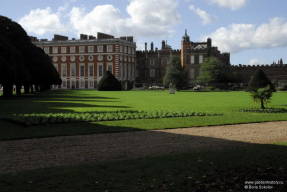 Hampton Court. A Szökőkút kert tiszafái és virágágyásai