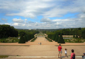 Vista desde la escalinata del palacio hasta los parterres