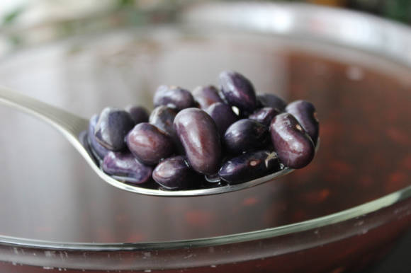 Black beans are a type of common beans. Photo: Nikolay Khromov
