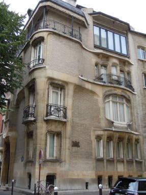 Fragmento de la fachada de la mansión Beranger. París. Arco. Guimard