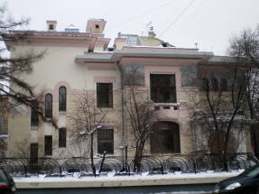Ryabushinsky savrupmājas asimetriskā fasāde. Arhitekts Šehtels
