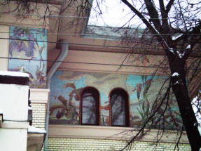 Ryabushinskyn kartanon friisi, joka kuvaa orkideoita. Arkkitehti Shekhtel