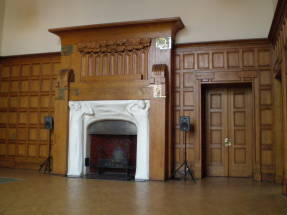Jednotná dekorácia stien, krbu a dverí v obývacej izbe zámku Derozhinskaya. Architekt Shekhtel