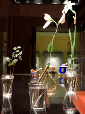 Blomster og en gren av blåbær i et glass. Russland. Faberge