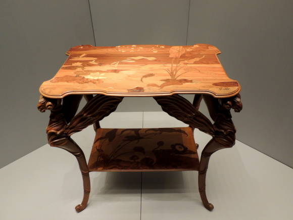Ladontapöytä jaloilla sudenkorentojen muodossa. Noin 1900 E. Galle. Varastointipaikka: Eremitaasin pääkonttori, Pietari