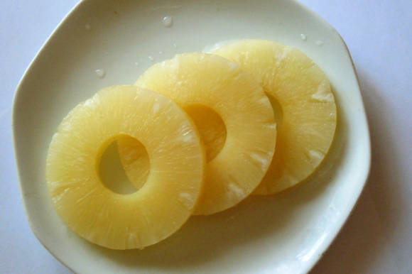 Canned pineapple rings