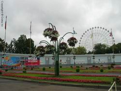 Cistelles penjades al Centre d'Exposicions de Moscou