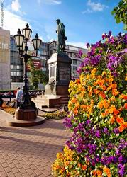 Macizos de flores verticales en Pushkin Square