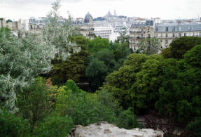 Pohľad na Paríž z vrcholu útesu parku Buttes-Chaumont